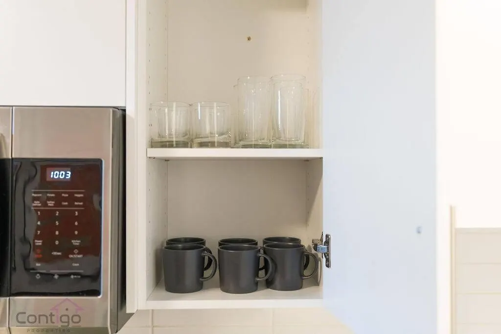 The Den, Centrally Located Suite, King Bed, Wifi! Edmonton Apartment