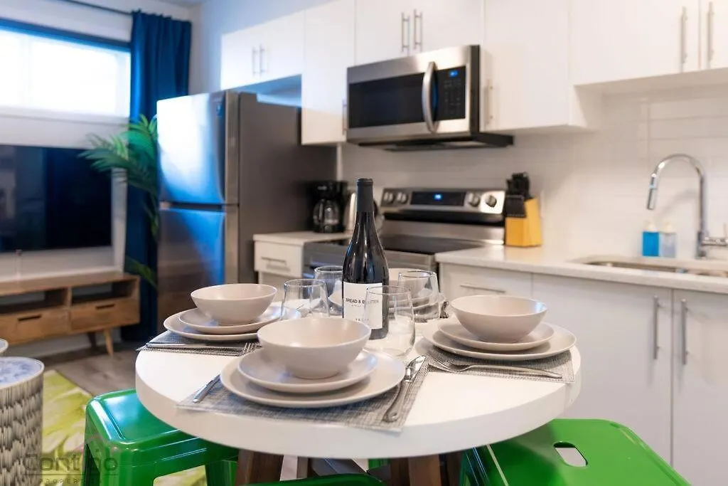 The Den, Centrally Located Suite, King Bed, Wifi! Edmonton