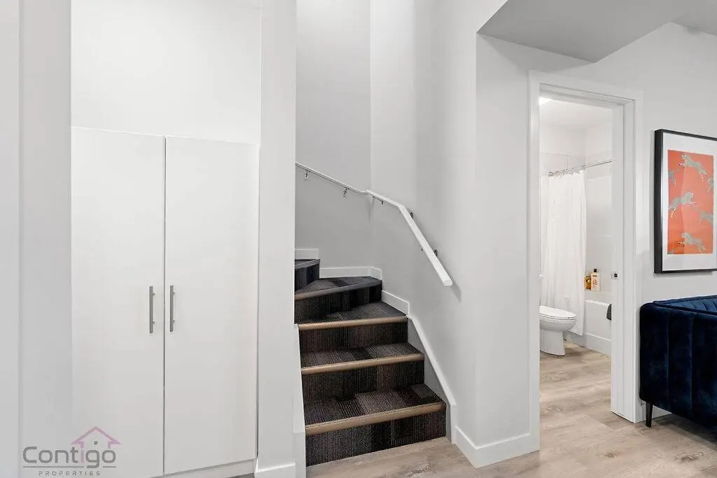 Apartment The Den, Centrally Located Suite, King Bed, Wifi! Edmonton